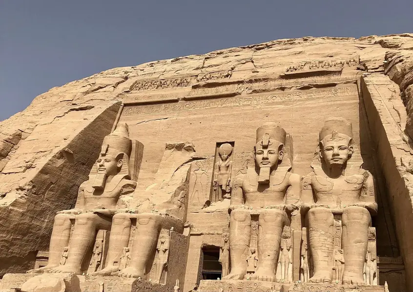 Fassade des Großen Tempels von Abu Simbel mit vier sitzenden Kolossalfiguren