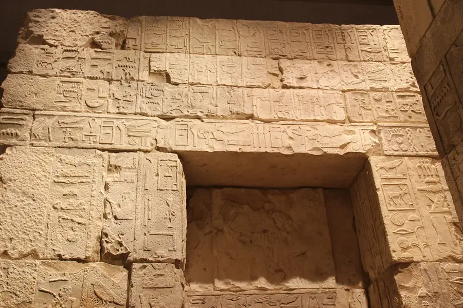 Kalksteinrelief mit Hieroglyphen-Reihen und einer Nische