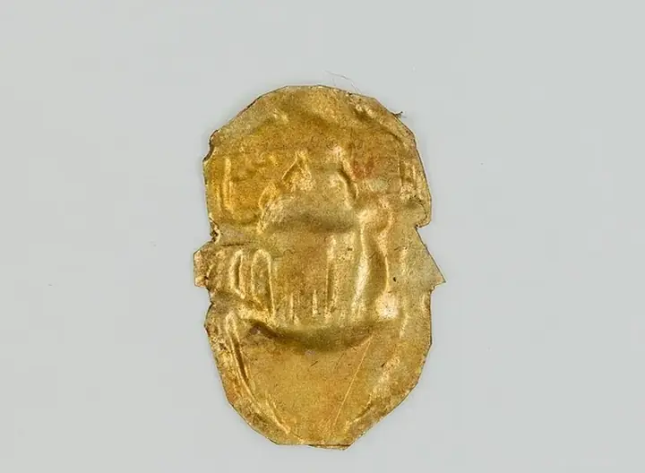 Skarabäus-Amulett aus dem Alten Ägypten vor hellem Hintergrund